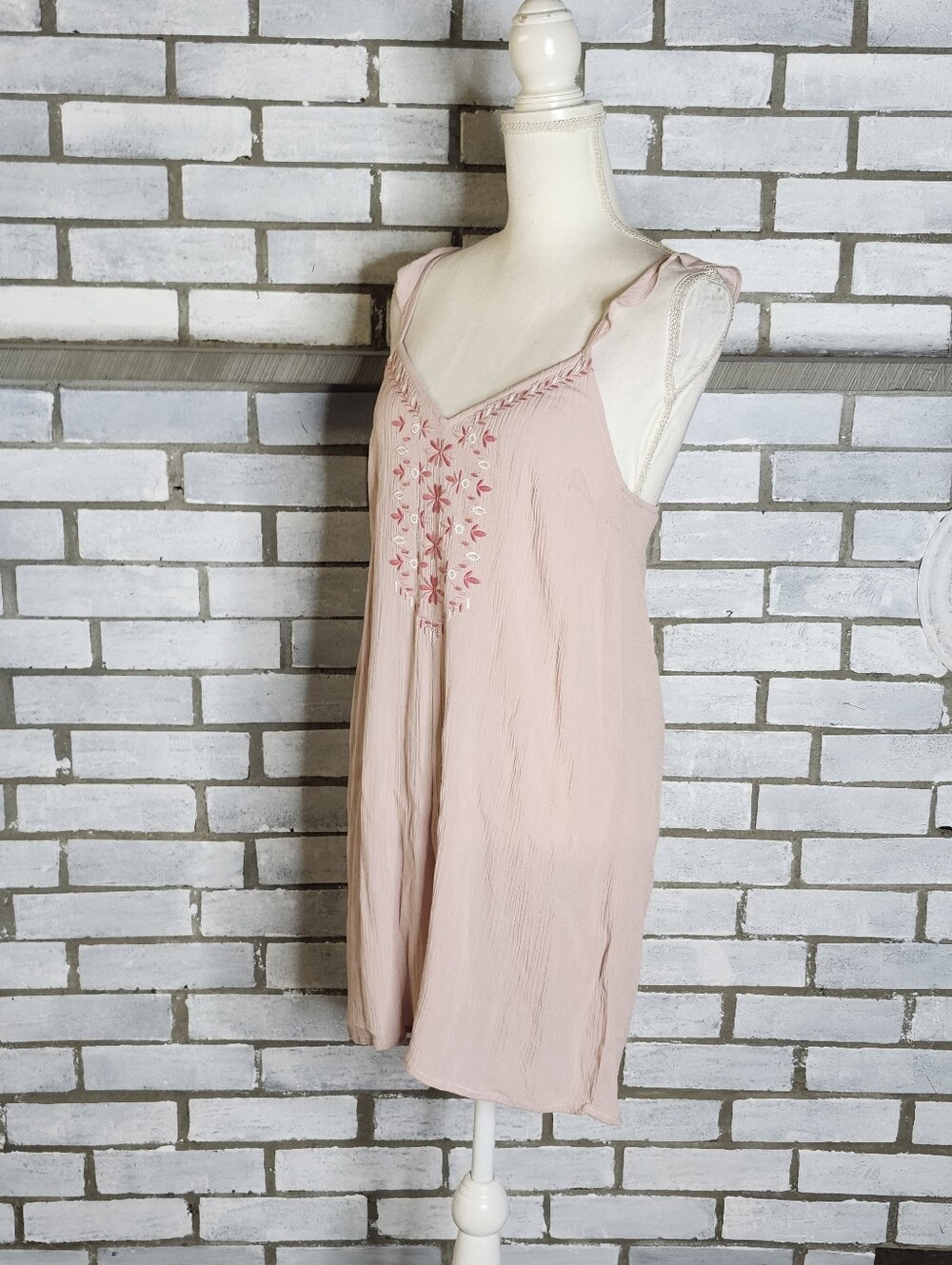 • NWOT Aeropostale Pink Floral Embroidered Romper Size M Boho Rayon Festival